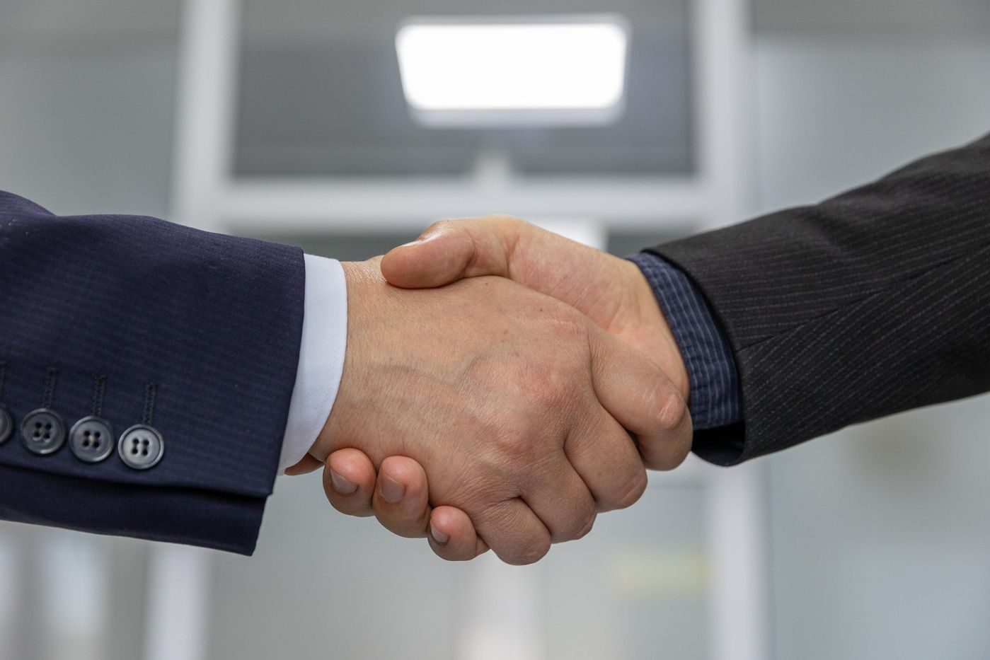 Poignée de main entre partenaires professionnels